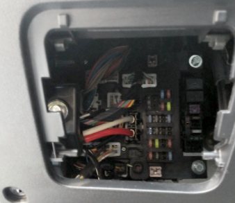 Блок предохранителей и реле в салоне Митсубиси Ланцер 10
