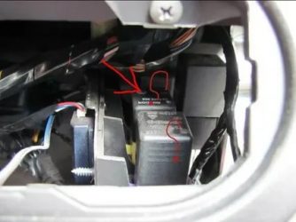 Где находится реле поворотов на шевроле лачетти?