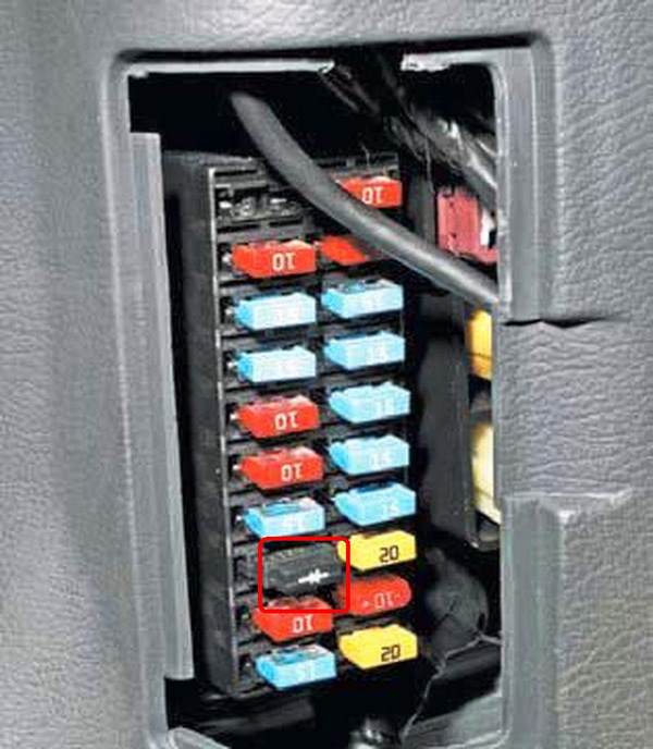 Где стоят предохранители в салоне Ланос