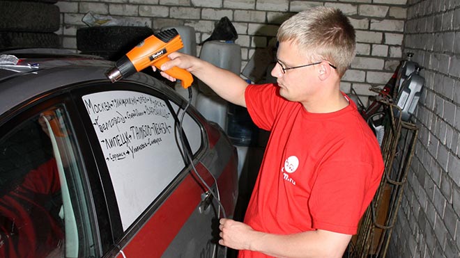 Греет кузов строительным феном