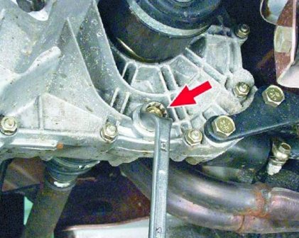 Ключом открутите пробку, подставьте приготовленную пустую емкость