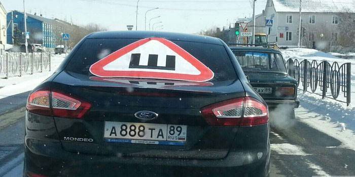 Наклейка Шипы на заднем стекле машины