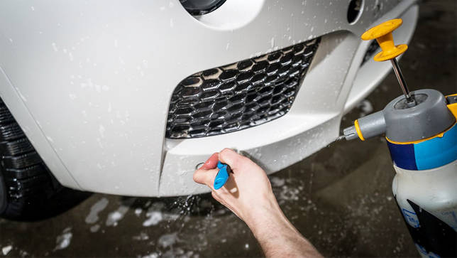 Очистка бампера автомобиля