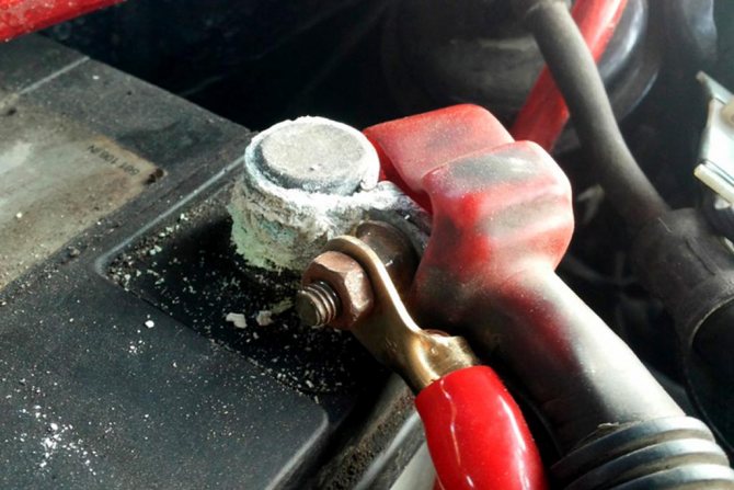 Окислившиеся клеммы аккумулятора