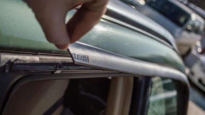 Отошла ветровая защита