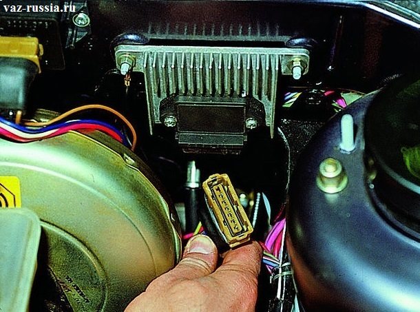 Отсоединение колодки от коммутатора