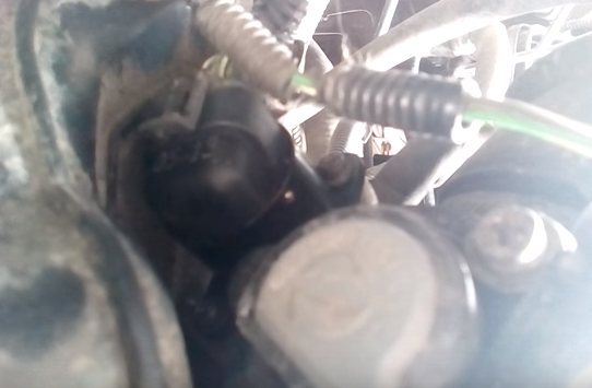 Процесс установки датчика холостого хода Лада Калина