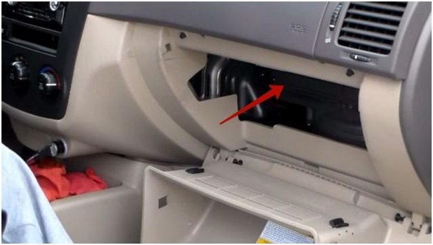 Расположение салонного фильтра на Kia Spectra