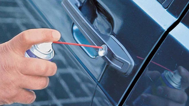 Распыляет смазку в скважину