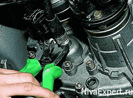 Реле поворотов ваз 21214 где находится