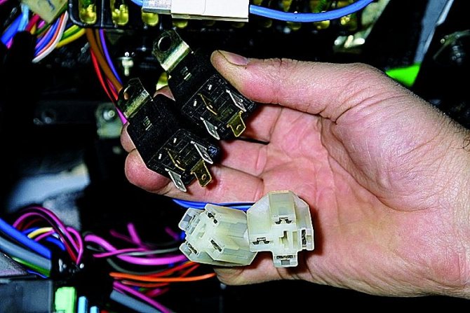 Реле поворотов ваз 21214 где находится